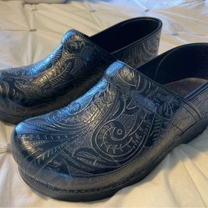 Like new women’s Dansko clog shoe. Black leather size 40